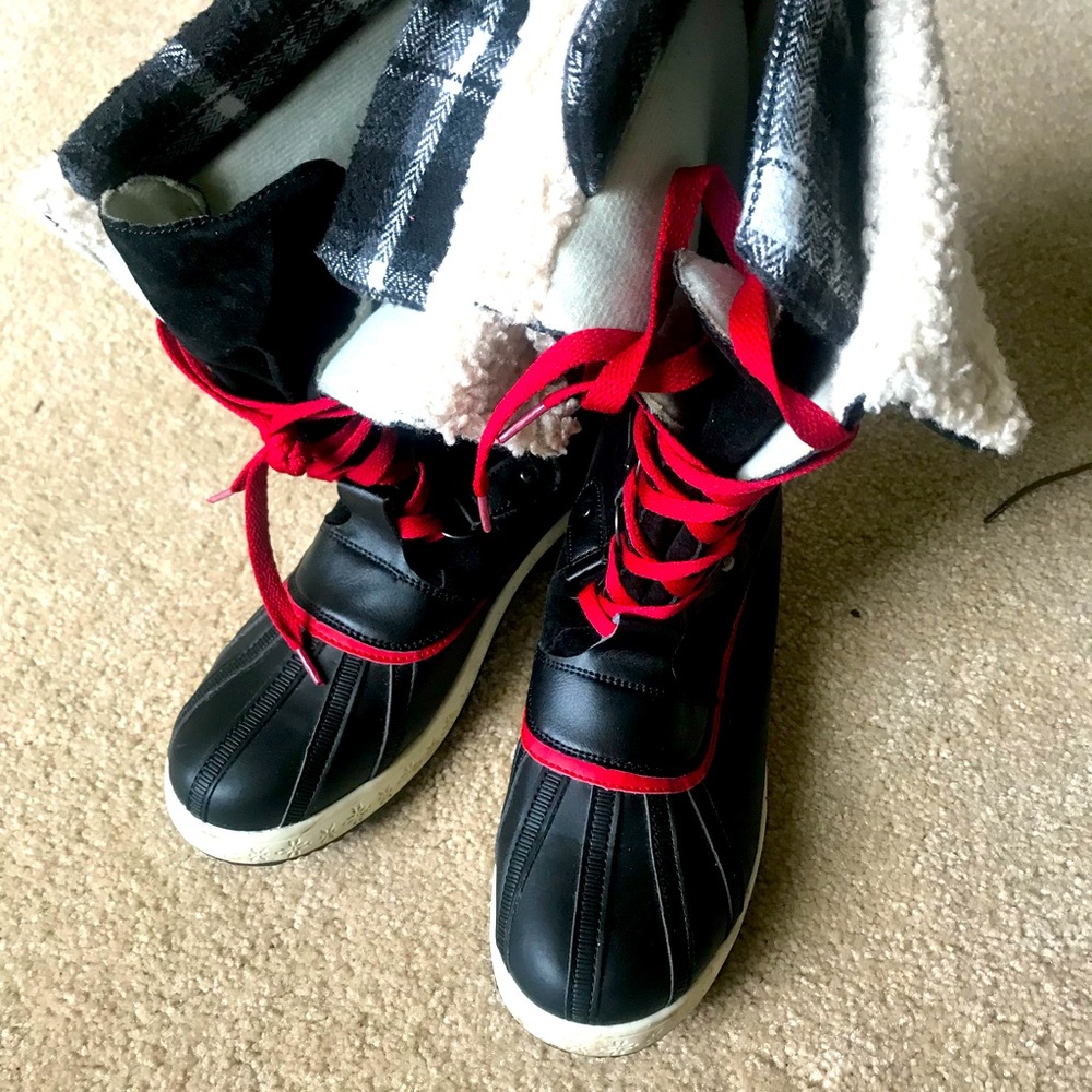 Stylish WARM boots with lambskin lining!